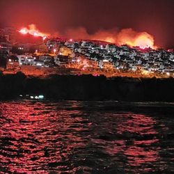 İzmir'de makilik alanda yangın, siteleri tehdit ediyor