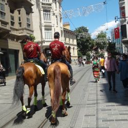 İstiklal Caddesi’nde atlı polisler
