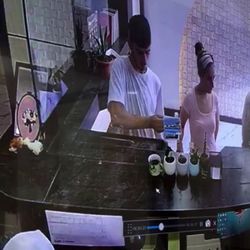 Döviz bürosundan sadaka kutusu çalan hırsızlar kamerada