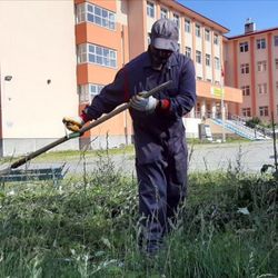 Ardahan'da öğretmenler, okul bahçesini temizledi