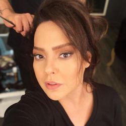 Ebru Gündeş'in kaş bakımı yalıda yapılıyor