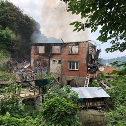 Rize'de 2 katlı ev yandı