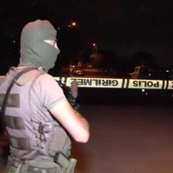 Kartal’da kavgayı ayırmak isteyen polis yaralandı
