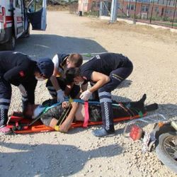 Manisa'da devrilen motosikletin sürücüsü ağır yaralandı