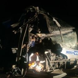 Konya'da yolcu otobüsü kamyona çarptı: 1 ölü 15 yaralı