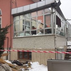 Konya'da cami girişinde bulunan çatı çöktü