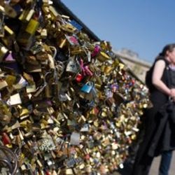 Paris'teki Aşk Kilidi Köprüsü kısmen çöktü