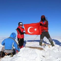 Kösedağ'da 3 bin metrede Türk bayrağı açtılar