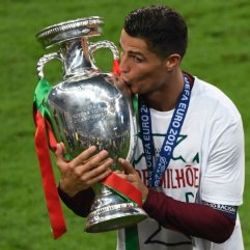 Ronaldo Euro 2016'da kazandığı primi kanserli çocuklara bağışladı