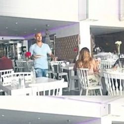 Sneijder kendi mekanında garsonluk yapıyor