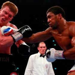 Anthony Joshua yine nakavtla kazandı