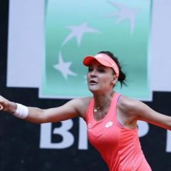 Agnieszka Radwanska kortlara veda etti