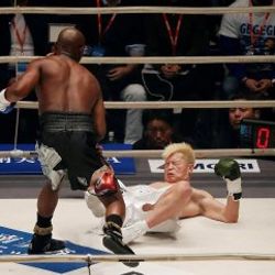 Floyd Mayweather kickboks dövüşçüsünü mağlup etti