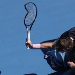 Alexander Zverev sinirden raketini parçaladı