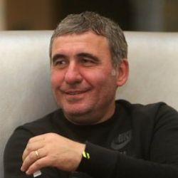 Roma Hagi'yle görüşüyor