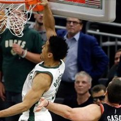 Doğu finalinde ilk maç Bucks'ın