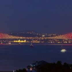 15 Temmuz Şehitler Köprüsü sarı-kırmızıya boyandı