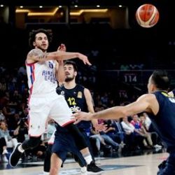 Anadolu Efes durumu eşitledi