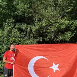 Yusuf Türk bayrağıyla poz verdi