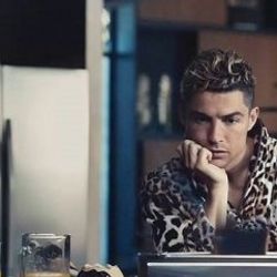 Ronaldo'nun leopar desenli sabahlığı gündem oldu