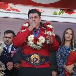 Yozgat, Rıza Kayaalp'i çiçeklerle karşıladı