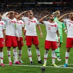 Futbolcularımız Fransa'da asker selamı verdi