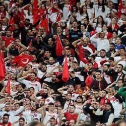 Fransa'da tribünlerden asker selamı