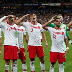 UEFA'dan 'asker selamı' soruşturması