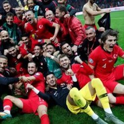 Milli futbolcuların zafer pozu