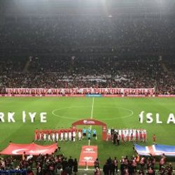 TT Stadı'na gelen taraftarlar İzlanda'yı protesto etti