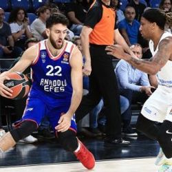 Anadolu Efes, Zenit'i devirdi