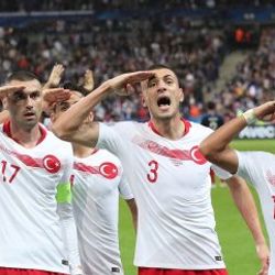UEFA asker selamına ceza vermedi