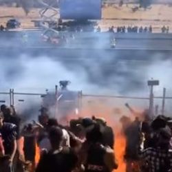 İzleyicilere ateş püskürdü