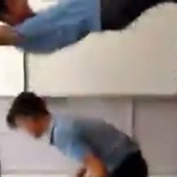 Liseliler arkadaşını kullanarak ip atladı