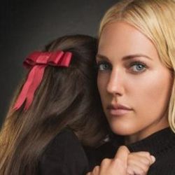 Meryem Uzerli çocuklar için poz vedi