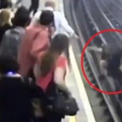Londra metrosunda bir yolcu raylara itildi