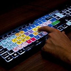 Editörler için özel aydınlatmalı klavye üretildi