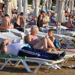 Antalya'da sahiller tatilcilerle doldu