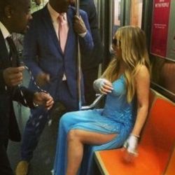 Mariah Carey'in metro kıyafeti İZLE