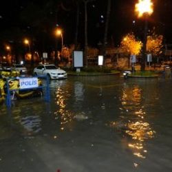 Marmaris'te sağanak yağış su baskınına neden oldu