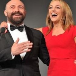 Meryem Uzerli Halit Ergenç'in önünde diz çöktü