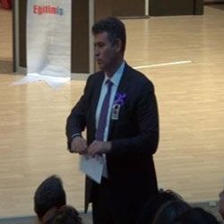 Metin Feyzioğlu protokol yazısını yırttı