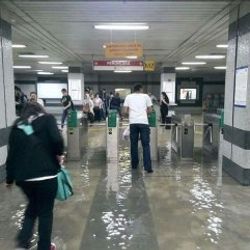 Ankara'da metroyu su bastı İZLE