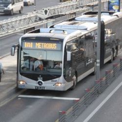 Metrobüsün altında can verdi