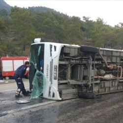 Antalya'da turistleri taşıyan midibüs devrildi