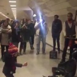 Sokak müzisyenlerine şeflik yapan kız çocuğu