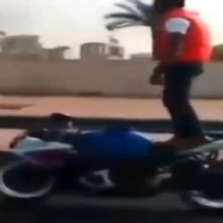 Katar'da iki motosiklet kafa kafaya çarpıştı İZLE
