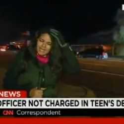Ferguson'da CNN muhabirinin başına taş geldi