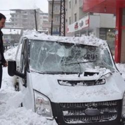 Çatıdan düşen kar otomobili kullanılamaz hale getirdi