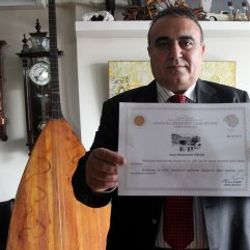 Çöpte bulunan tarihi eserleri müzeye teslim etti